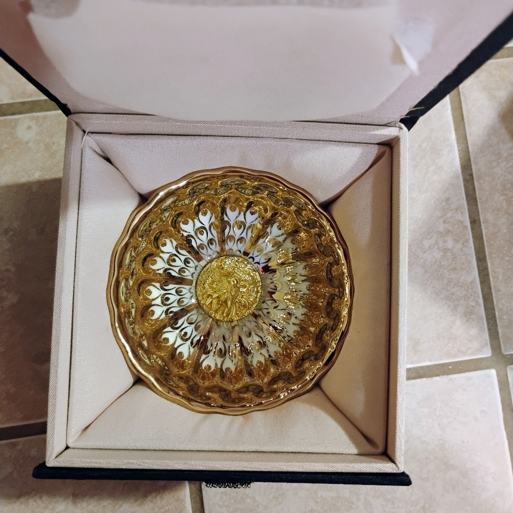 Gold and White Dragon Tea Cup - Picture 6 of 7